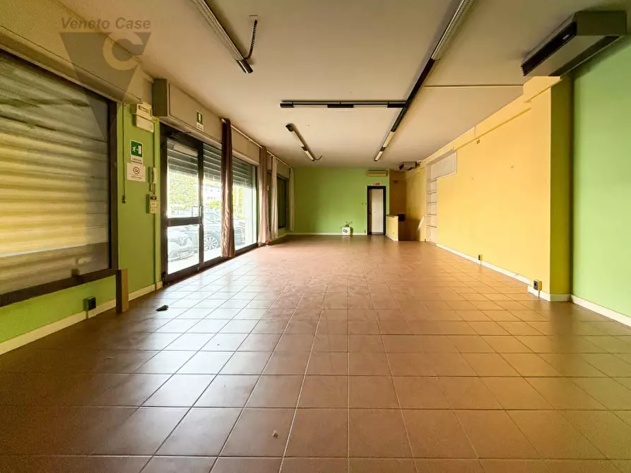Immagine 5 di Negozio in vendita  a Padova