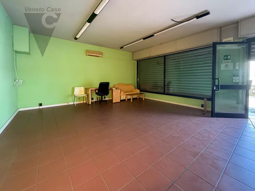 Immagine 9 di Negozio in vendita  a Padova