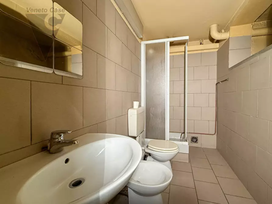 Immagine 11 di Negozio in vendita  a Padova