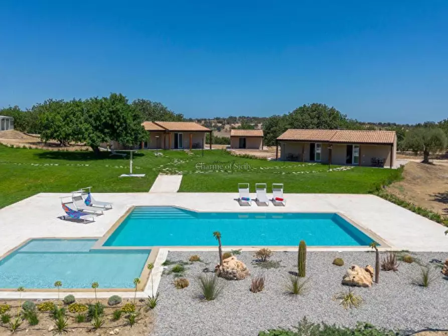 Immagine 1 di Attività commerciale in vendita  a Noto