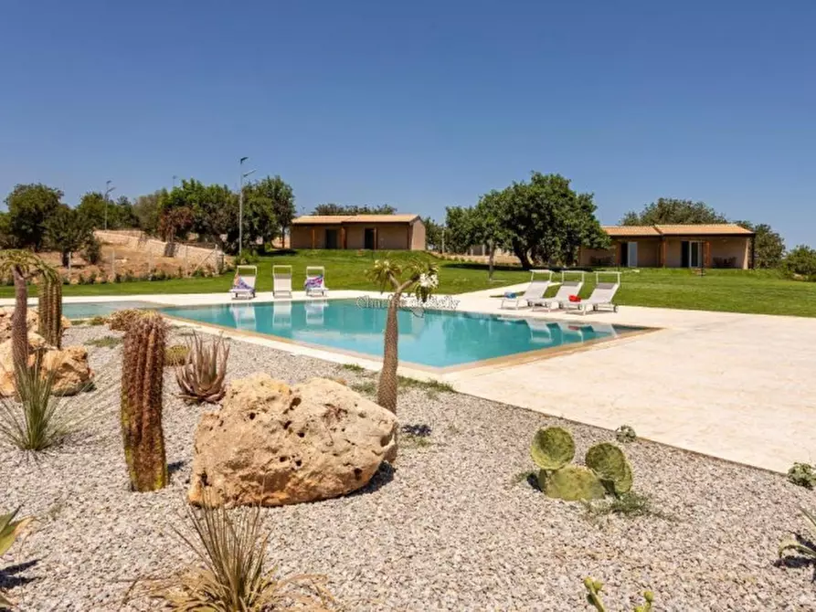 Immagine 18 di Attività commerciale in vendita  a Noto