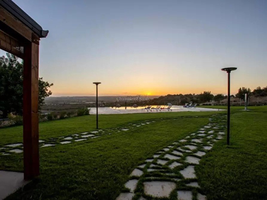 Immagine 20 di Attività commerciale in vendita  a Noto