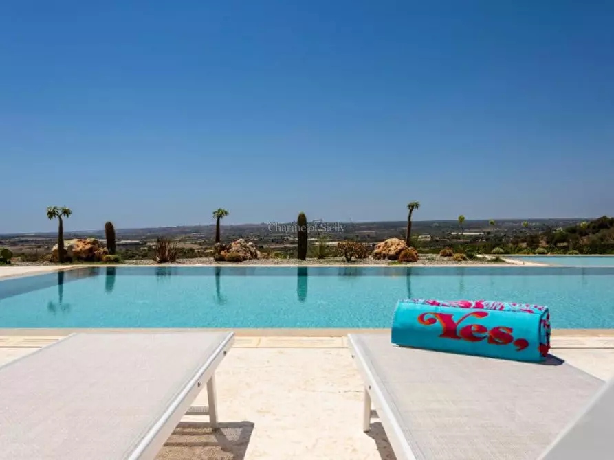 Immagine 21 di Attività commerciale in vendita  a Noto