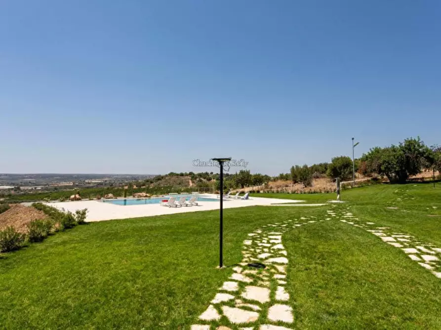 Immagine 24 di Attività commerciale in vendita  a Noto