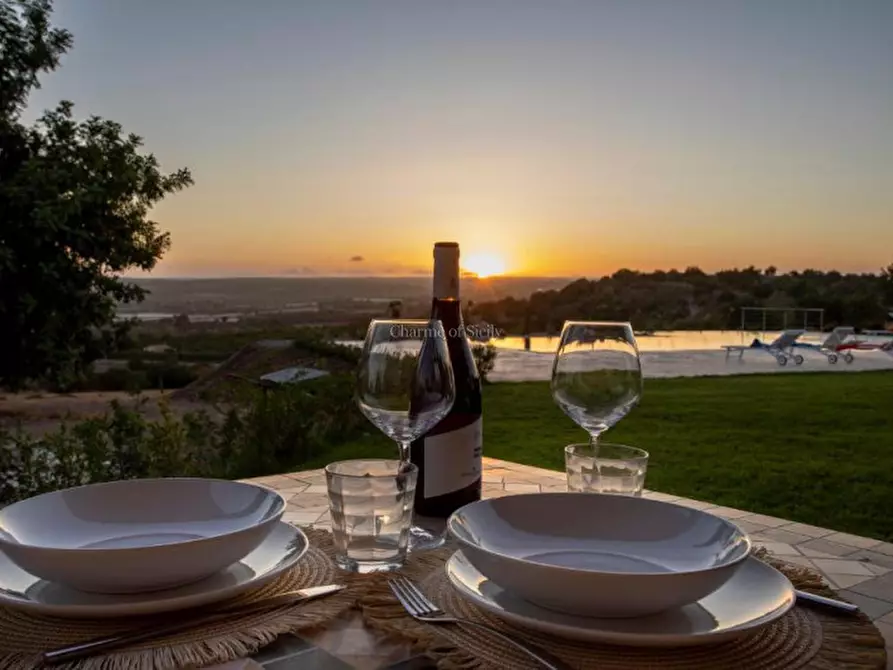 Immagine 29 di Attività commerciale in vendita  a Noto