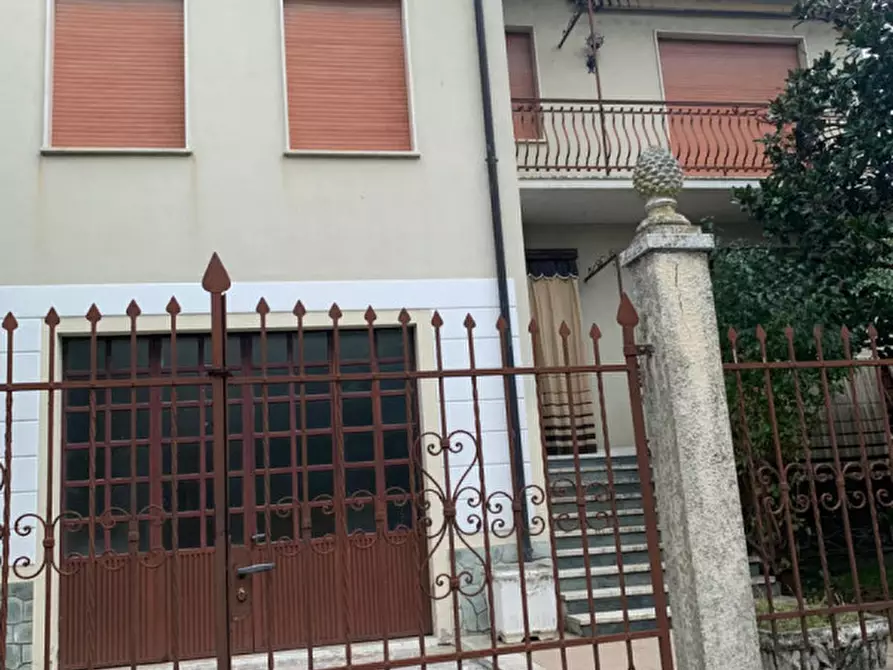 Immagine 1 di Casa bifamiliare in vendita  in Via Prato Verde a Alta Val Tidone