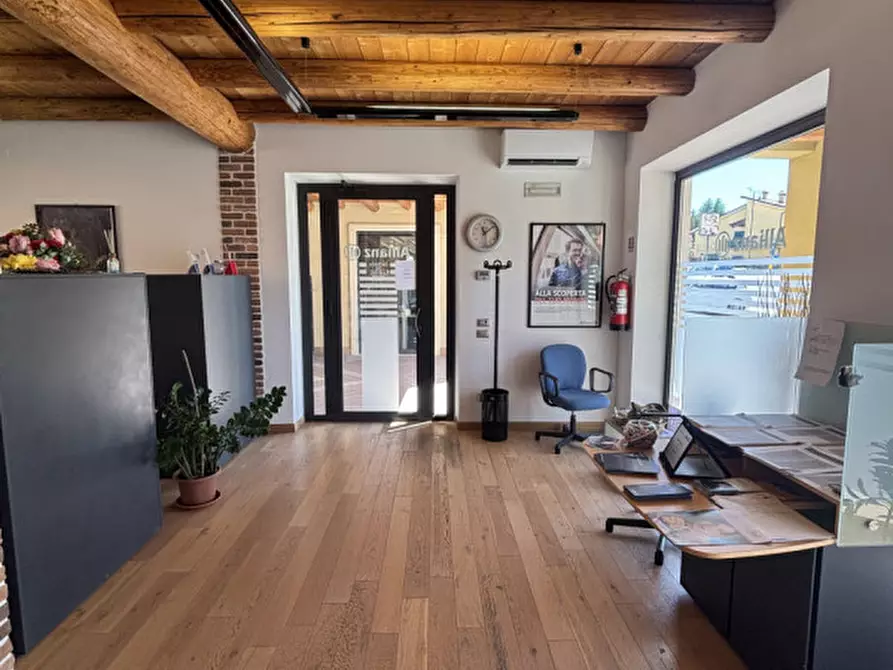 Immagine 35 di Negozio in vendita  in Via Roma 14 a Montecchia Di Crosara