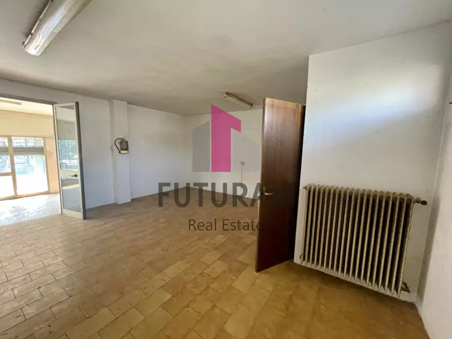 Immagine 8 di Negozio in vendita  a Dolo