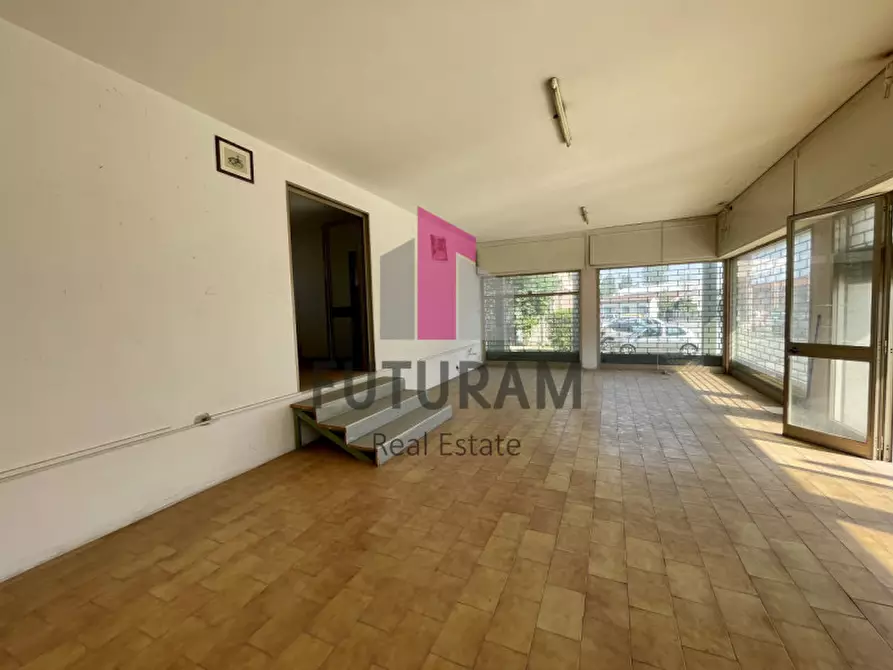 Immagine 9 di Negozio in vendita  a Dolo