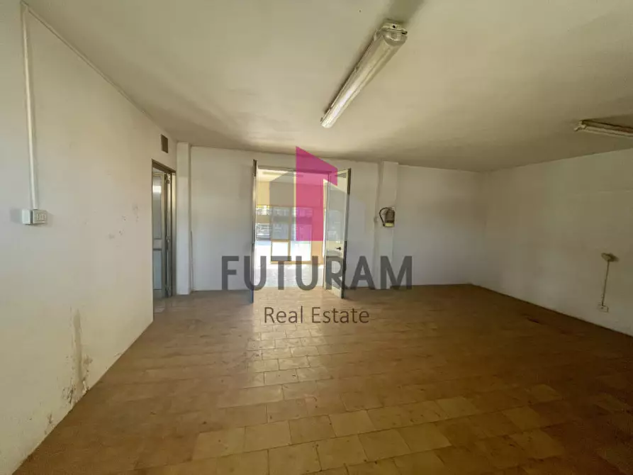 Immagine 11 di Negozio in vendita  a Dolo