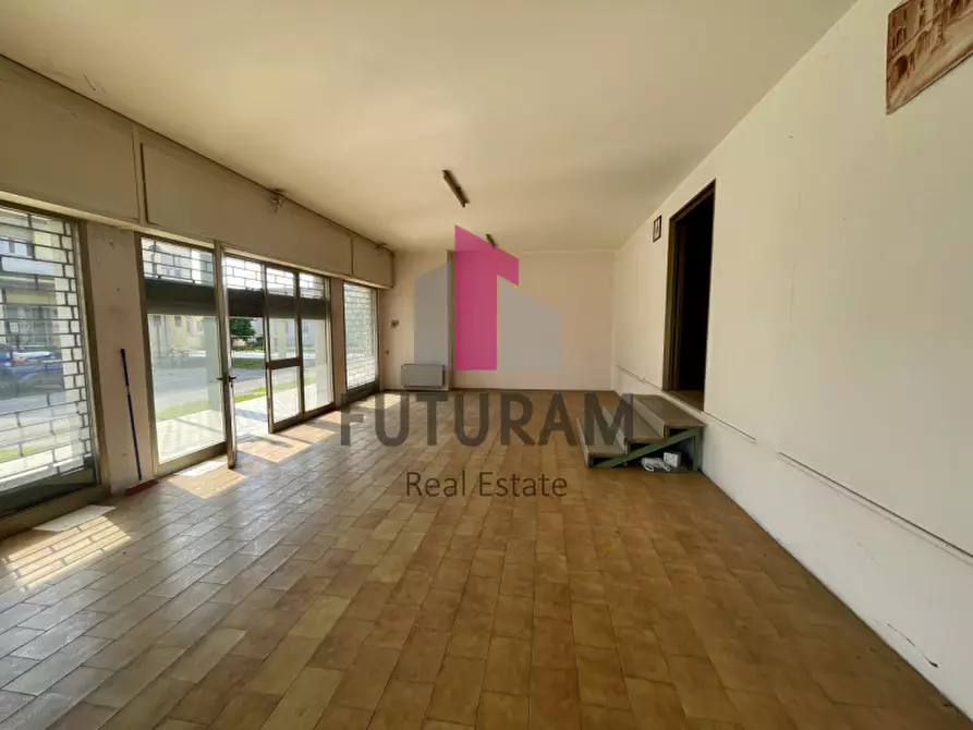 Immagine 17 di Negozio in vendita  a Dolo