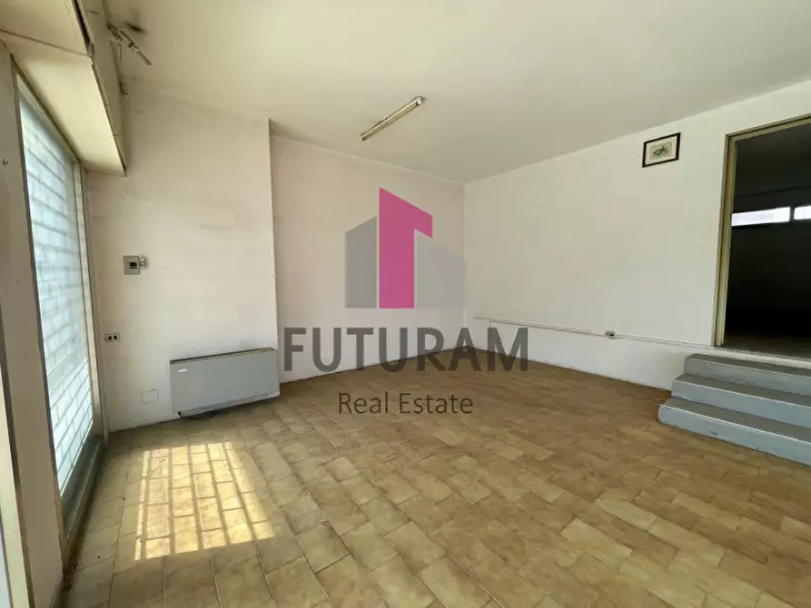 Immagine 20 di Negozio in vendita  a Dolo