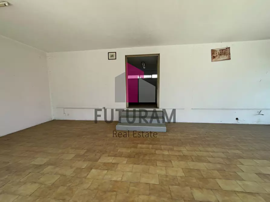 Immagine 21 di Negozio in vendita  a Dolo