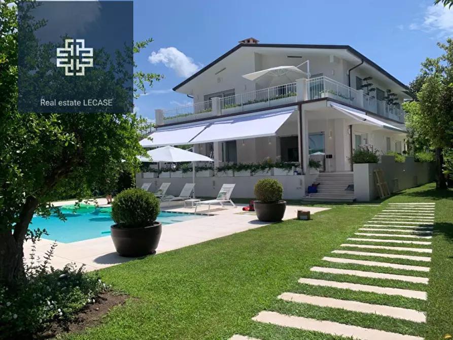Immagine 1 di Villa in affitto  in Via Aldous Huxley a Forte Dei Marmi
