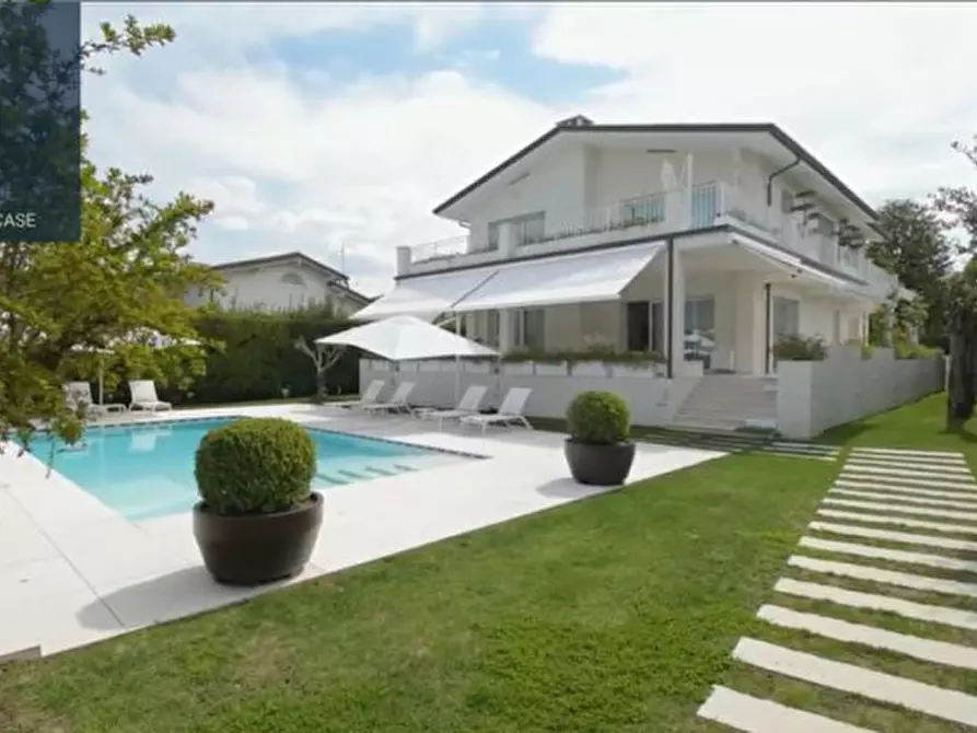 Immagine 2 di Villa in affitto  in Via Aldous Huxley a Forte Dei Marmi