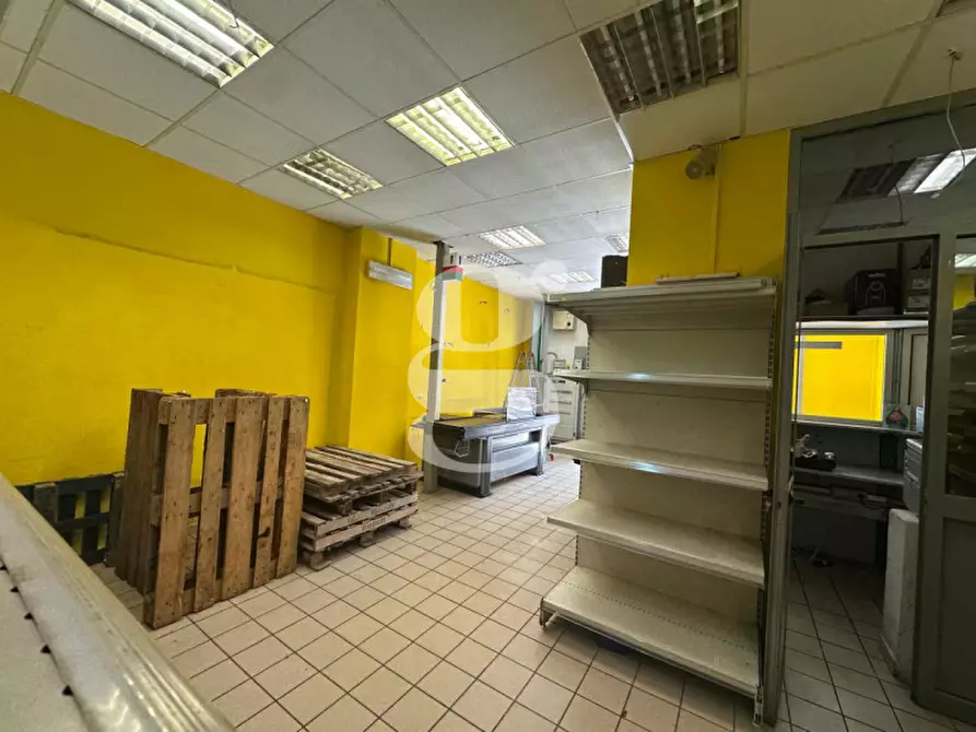 Immagine 8 di Negozio in vendita  in Via Risorgimento,N°129-131 a Milazzo