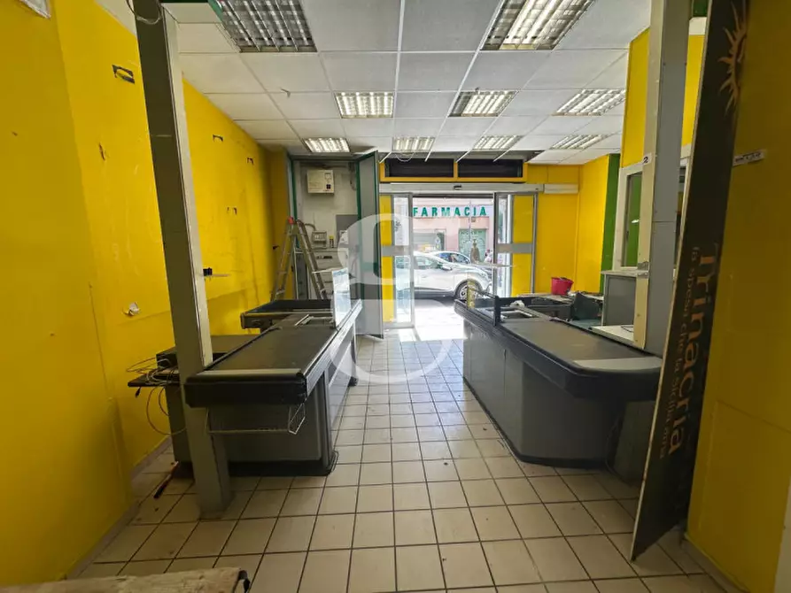 Immagine 9 di Negozio in vendita  in Via Risorgimento,N°129-131 a Milazzo