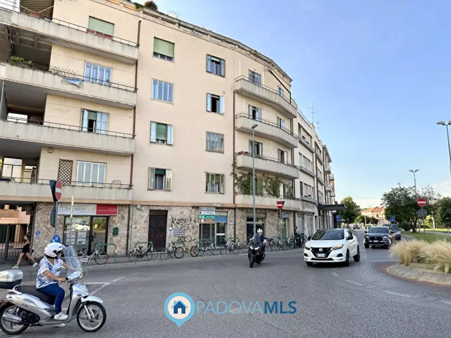 Immagine 1 di Negozio in vendita  in piazzale San Giovanni a Padova