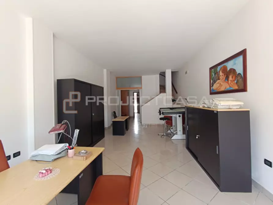 Immagine 1 di Negozio in vendita  in via Domenico De Angelis a Poggiardo