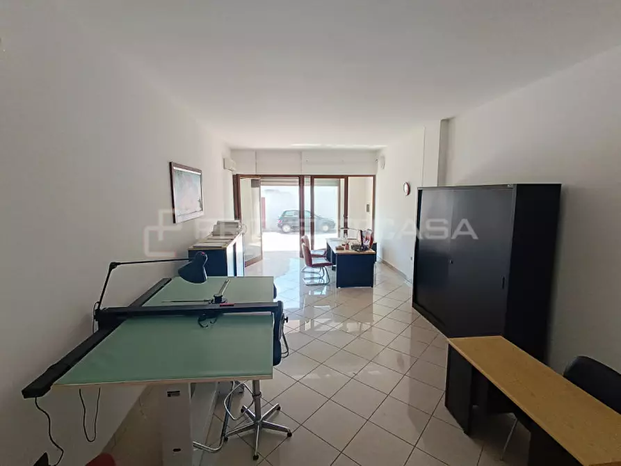 Immagine 2 di Negozio in vendita  in via Domenico De Angelis a Poggiardo