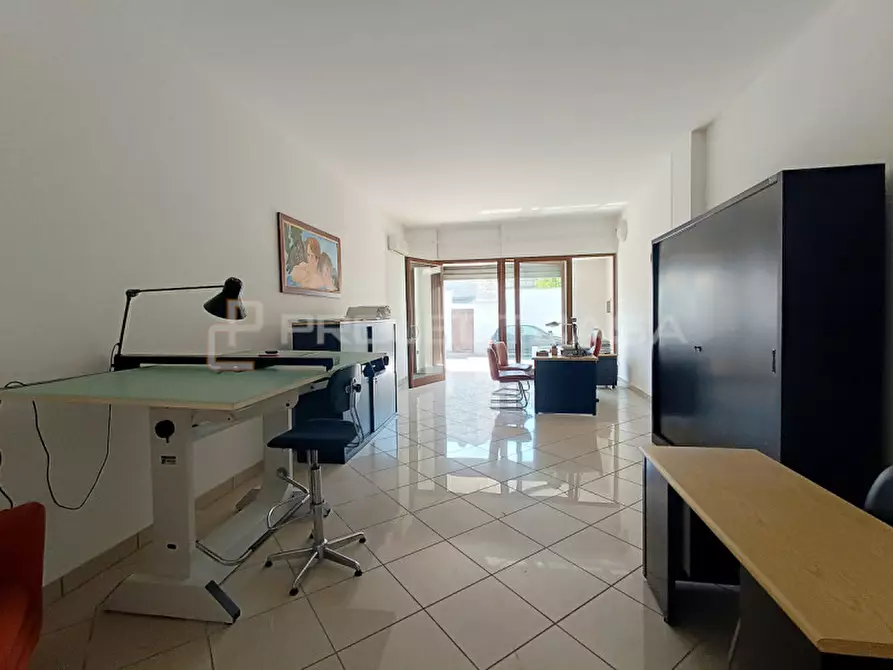 Immagine 3 di Negozio in vendita  in via Domenico De Angelis a Poggiardo