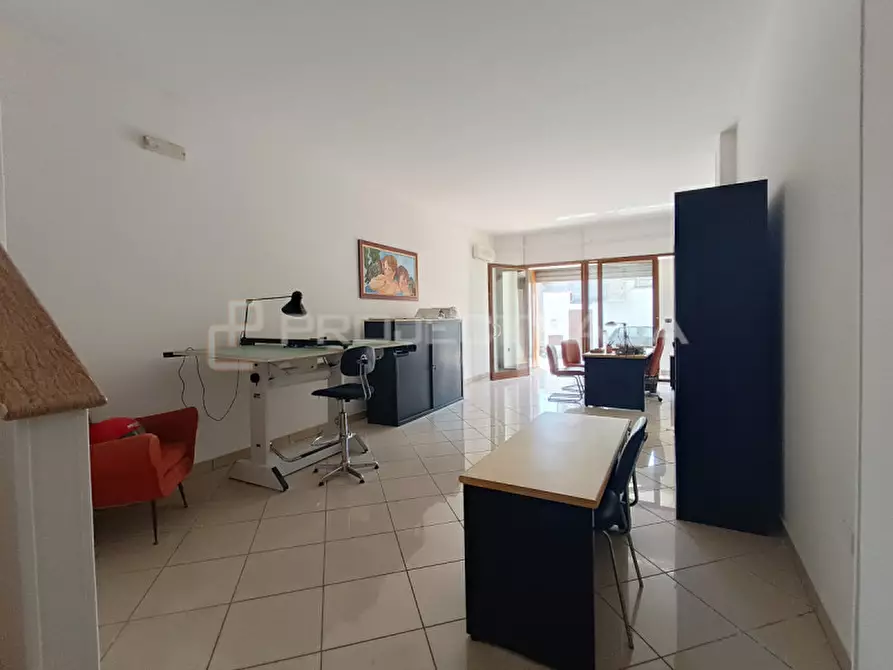 Immagine 4 di Negozio in vendita  in via Domenico De Angelis a Poggiardo