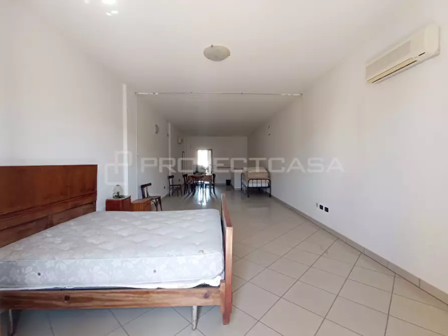 Immagine 13 di Negozio in vendita  in via Domenico De Angelis a Poggiardo