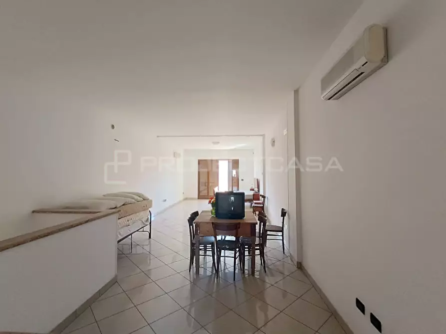 Immagine 15 di Negozio in vendita  in via Domenico De Angelis a Poggiardo