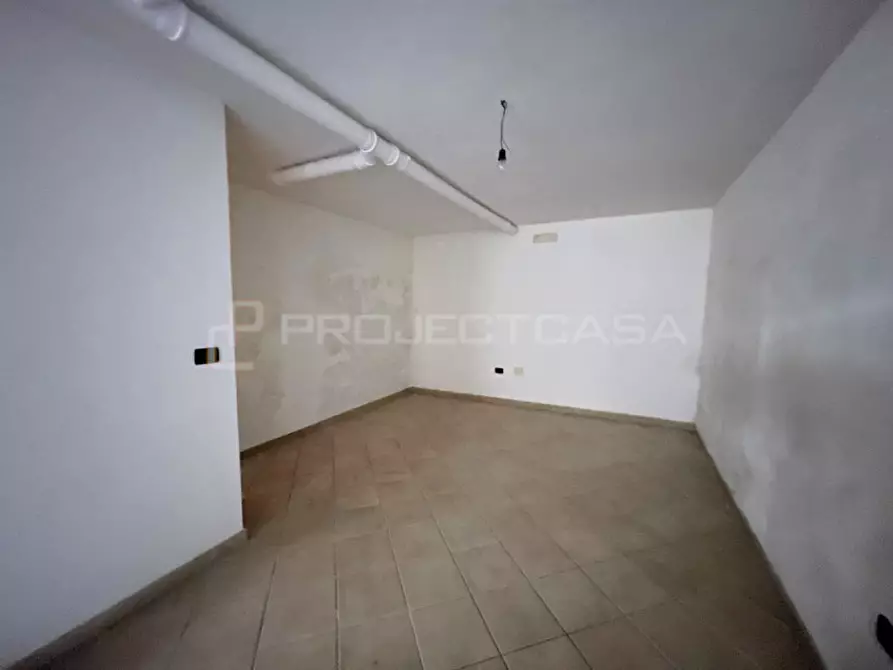 Immagine 20 di Negozio in vendita  in via Domenico De Angelis a Poggiardo