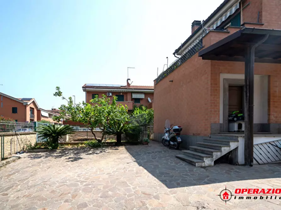 Immagine 4 di Villa in vendita  in via francesco del furia a Roma