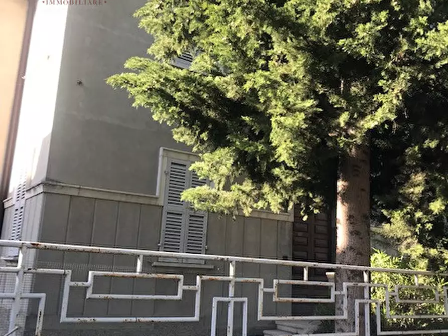 Immagine 2 di Villa in vendita  a Urbino