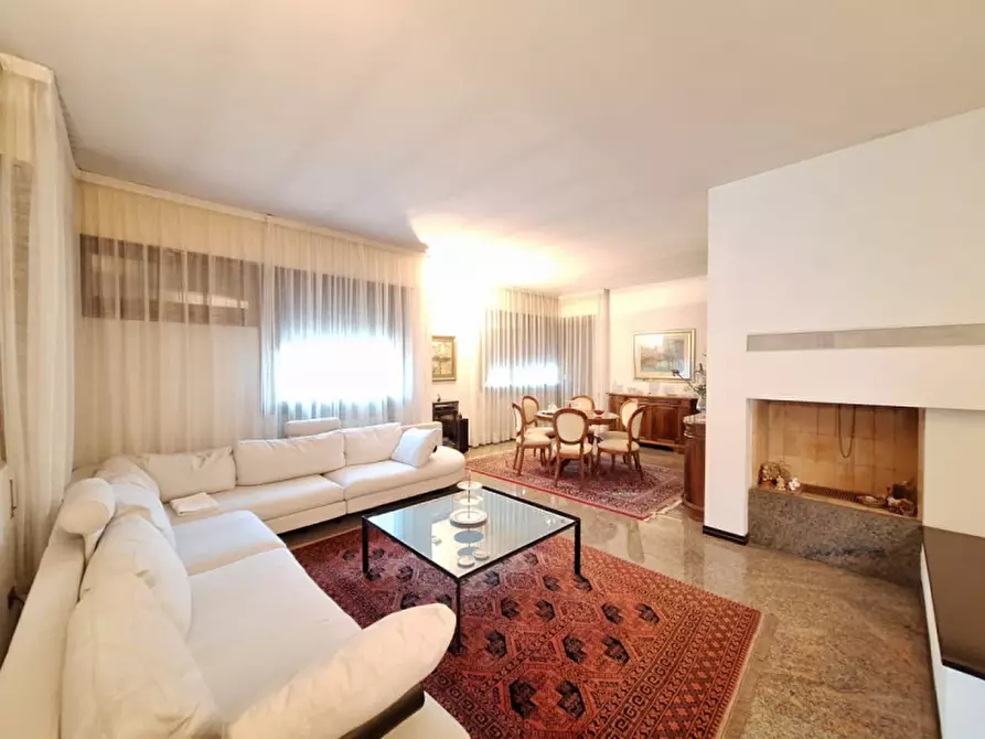 Immagine 1 di Villa in vendita  in Viale dei Mille a Rovigo