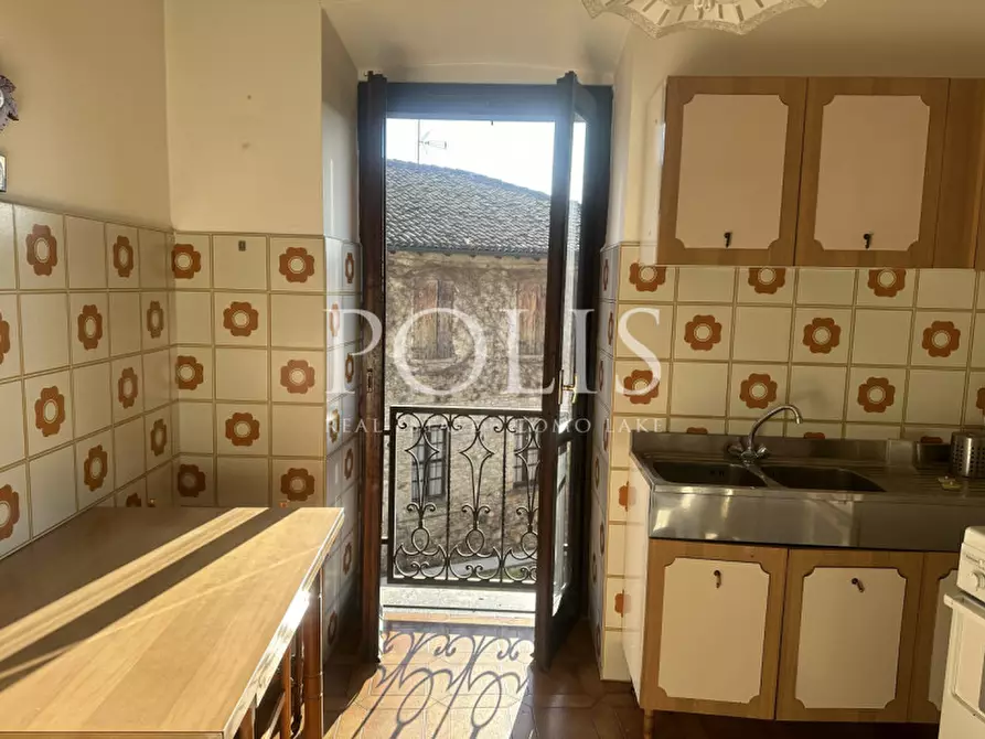 Immagine 10 di Appartamento in vendita  in Via Giovanni Corti 14 a Erba