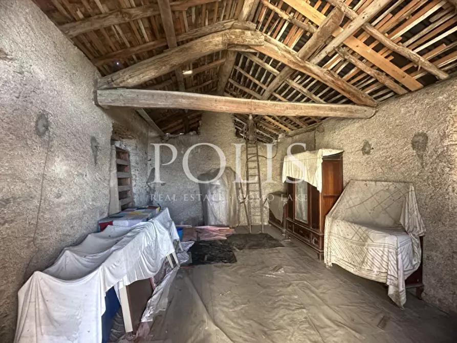 Immagine 13 di Appartamento in vendita  in Via Giovanni Corti 14 a Erba