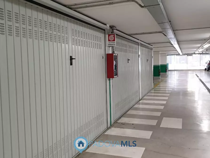 Immagine 1 di Garage in vendita  in Via Trieste, 50 a Padova