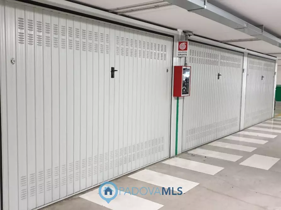 Immagine 2 di Garage in vendita  in Via Trieste, 50 a Padova