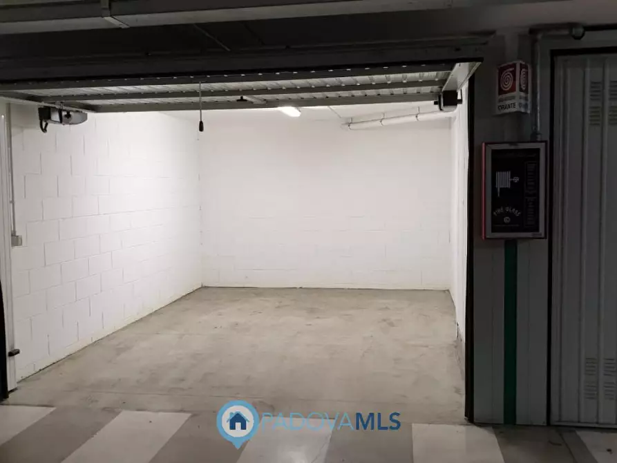 Immagine 3 di Garage in vendita  in Via Trieste, 50 a Padova