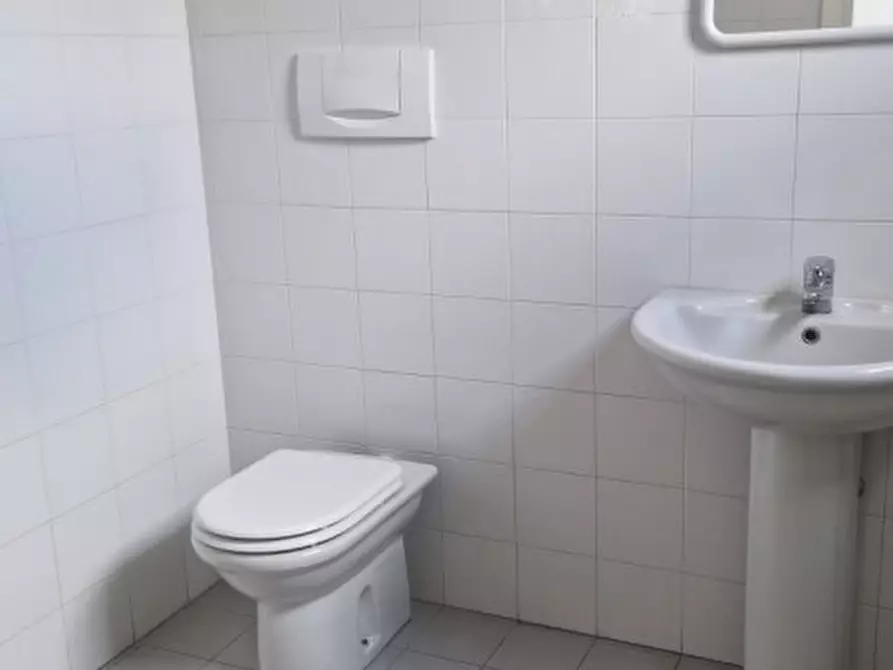 Immagine 17 di Ufficio in affitto  a Torri Di Quartesolo