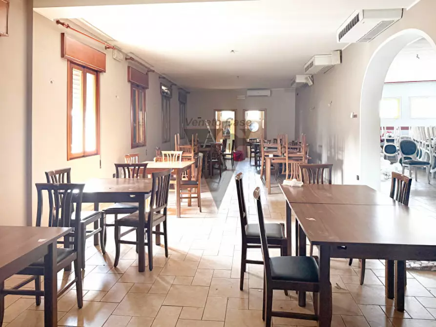 Immagine 1 di Attività commerciale in affitto  a Camponogara