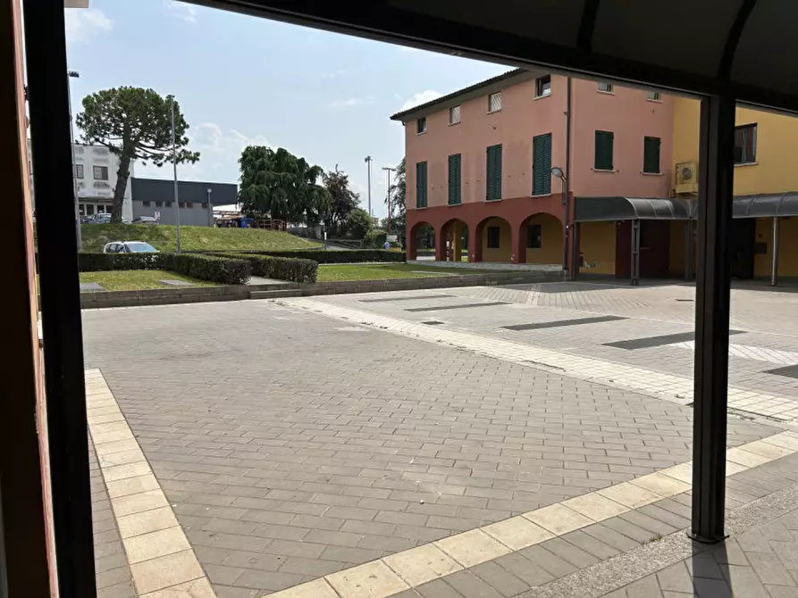 Immagine 1 di Negozio in vendita  a Rovato