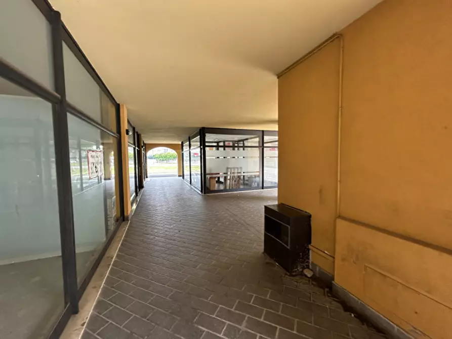 Immagine 2 di Negozio in vendita  a Rovato