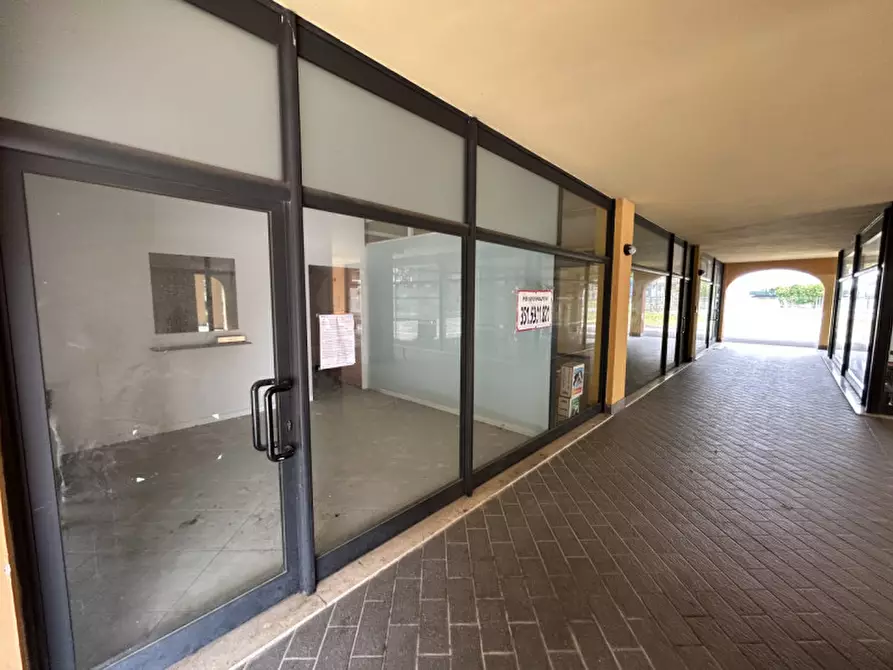 Immagine 3 di Negozio in vendita  a Rovato