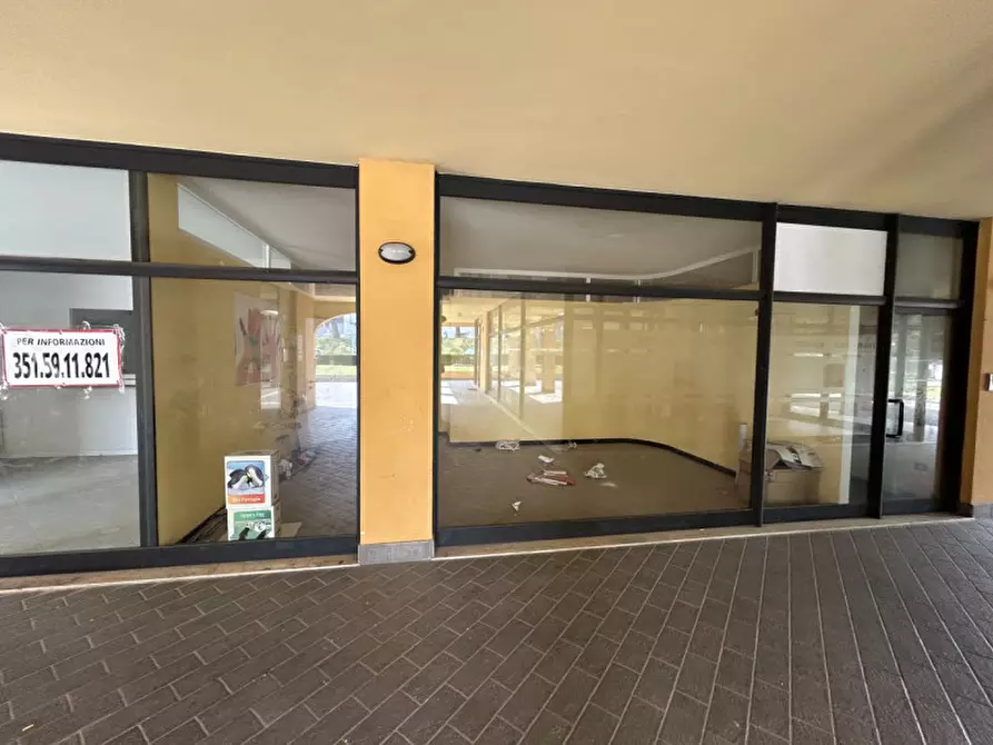 Immagine 4 di Negozio in vendita  a Rovato