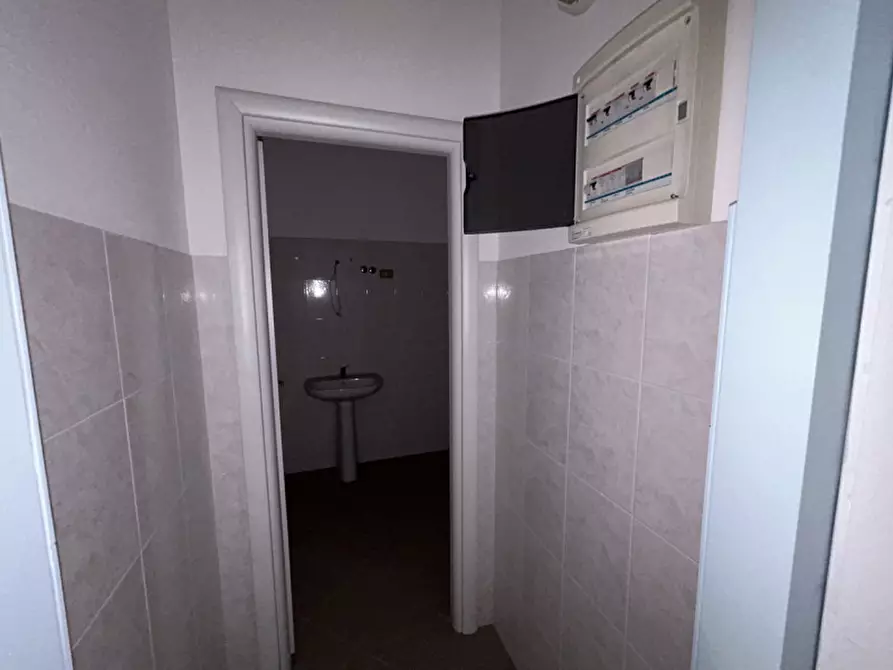 Immagine 10 di Negozio in vendita  a Rovato