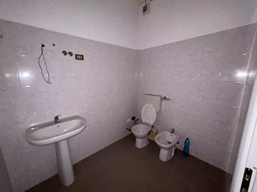 Immagine 12 di Negozio in vendita  a Rovato