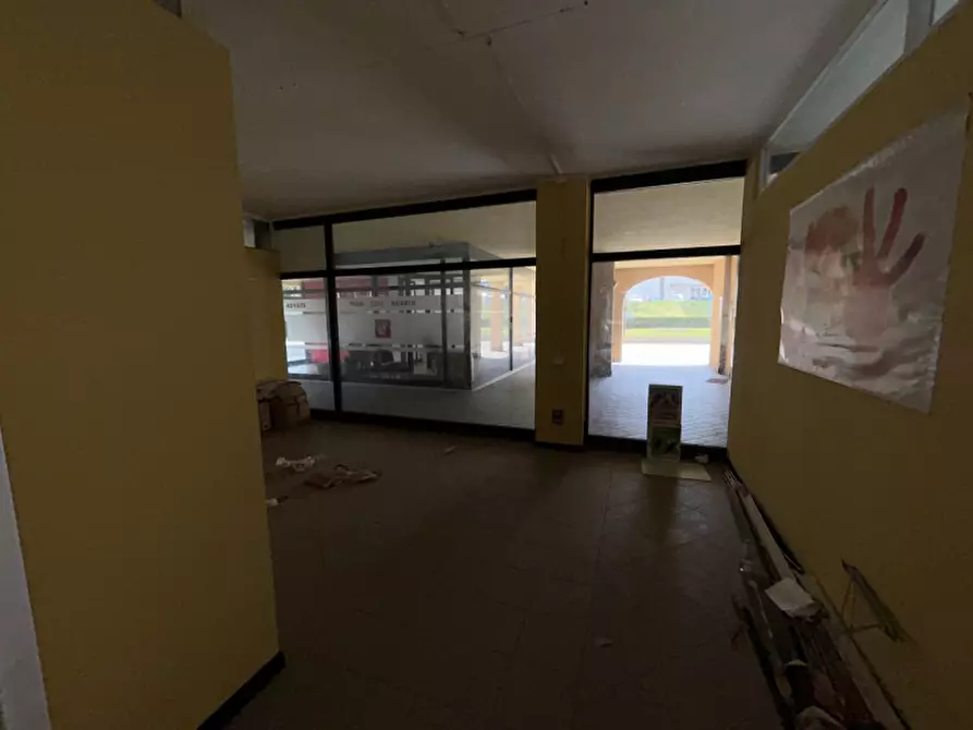 Immagine 13 di Negozio in vendita  a Rovato