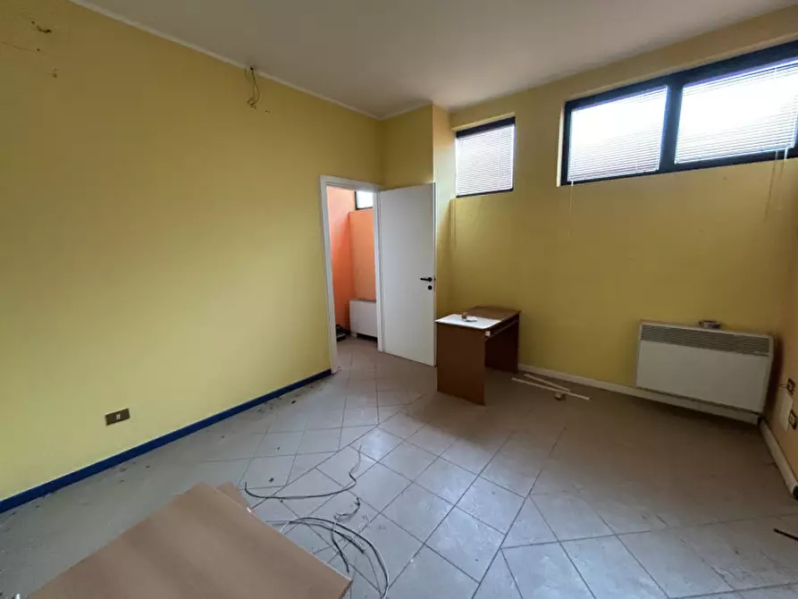 Immagine 14 di Negozio in vendita  a Rovato