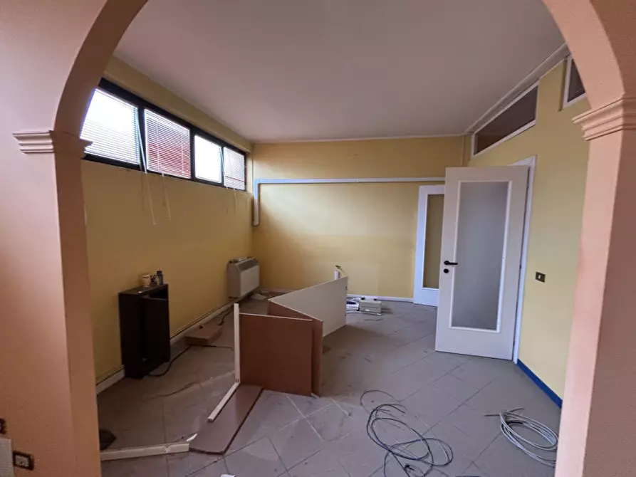 Immagine 15 di Negozio in vendita  a Rovato