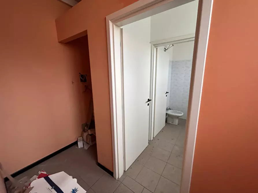 Immagine 16 di Negozio in vendita  a Rovato