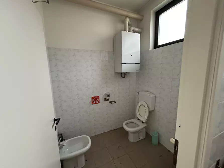 Immagine 18 di Negozio in vendita  a Rovato